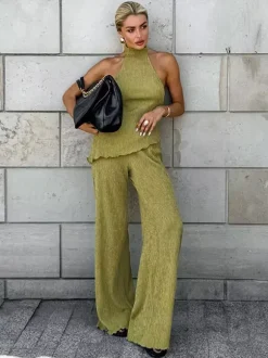 Ensemble deux pièces vert : haut sans manches dos nu et pantalon.