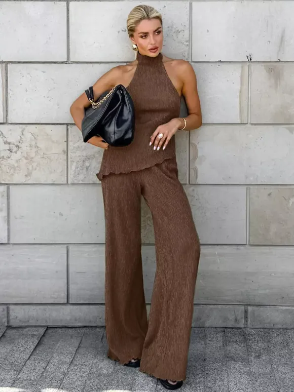 Ensemble deux pièces vert : haut sans manches dos nu et pantalon.
