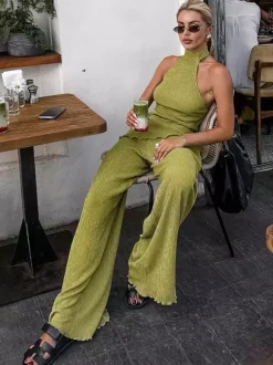 Ensemble deux pièces vert : haut sans manches dos nu et pantalon.