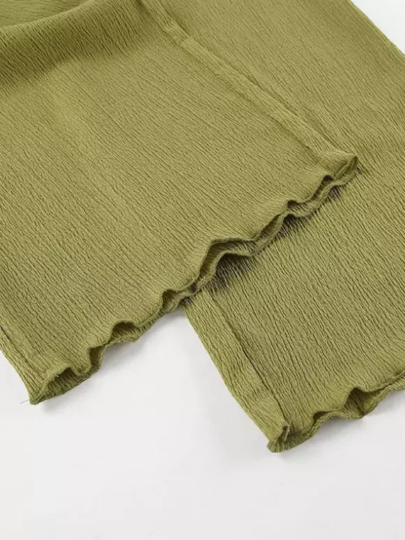 Ensemble deux pièces vert : haut sans manches dos nu et pantalon.