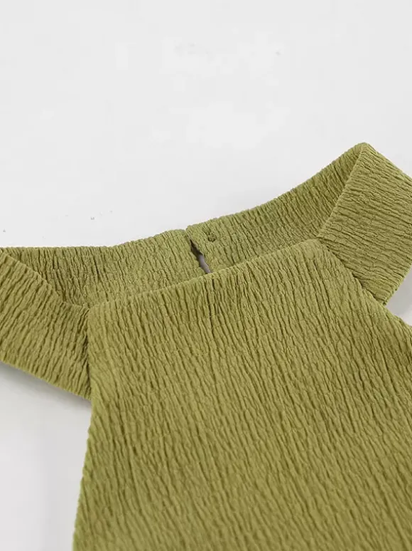Ensemble deux pièces vert : haut sans manches dos nu et pantalon.