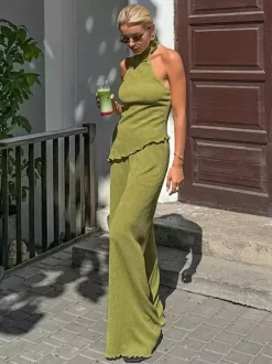 Ensemble deux pièces vert : haut sans manches dos nu et pantalon.
