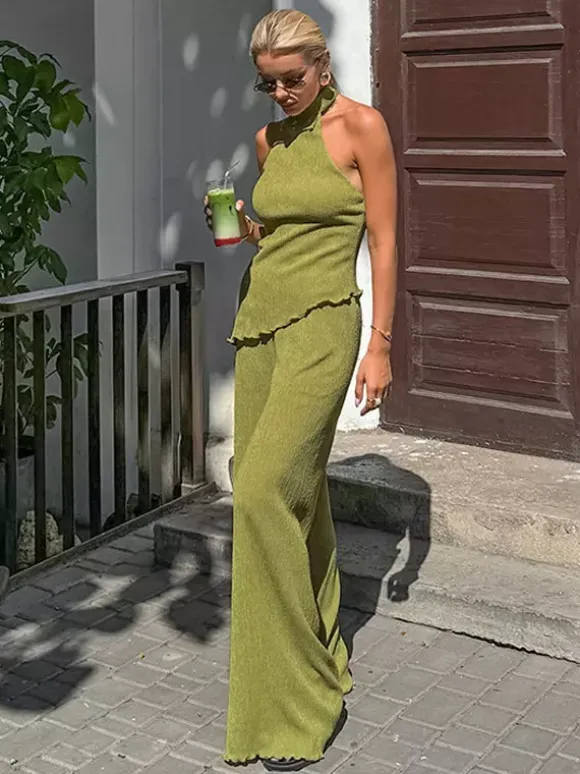 Ensemble deux pièces vert : haut sans manches dos nu et pantalon.