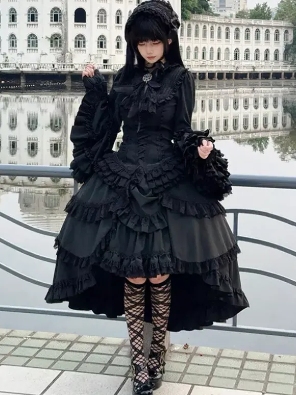 Ensemble Lolita gothique noir : robe à volants manches longues haut à cravate et jupe.