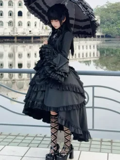 Ensemble Lolita gothique noir : robe à volants manches longues haut à cravate et jupe.
