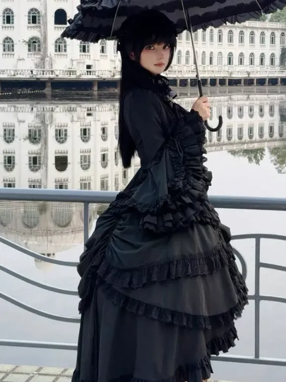 Ensemble Lolita gothique noir : robe à volants manches longues haut à cravate et jupe.