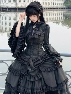 Ensemble Lolita gothique noir : robe à volants manches longues haut à cravate et jupe.