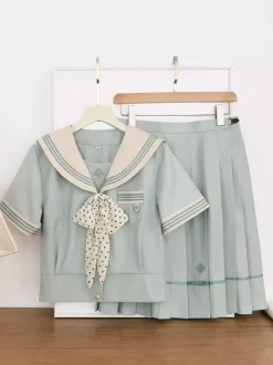 Ensemble Lolita JK d'uniforme scolaire japonais : chemise marinière vert menthe à manches courtes et jupe courte.