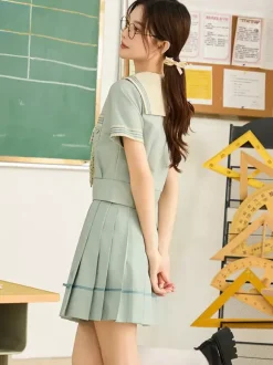 Ensemble Lolita JK d'uniforme scolaire japonais : chemise marinière vert menthe à manches courtes et jupe courte.