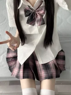Ensemble Lolita JK d'uniforme scolaire japonais chemise à carreaux gris à manches courtes et jupe.
