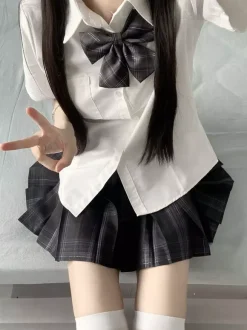 Ensemble Lolita JK d'uniforme scolaire japonais chemise à carreaux gris à manches courtes et jupe.