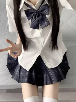 Ensemble Lolita JK d'uniforme scolaire japonais chemise à carreaux gris à manches courtes et jupe.