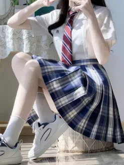 Ensemble Lolita JK d'uniforme scolaire japonais chemise à carreaux gris à manches courtes et jupe.