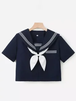 Ensemble Lolita JK d'uniforme scolaire japonais composé d'un t-shirt à manches courtes bleu marine et d'une jupe.