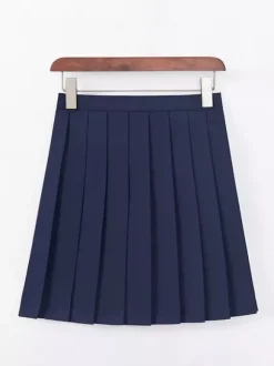 Ensemble Lolita JK d'uniforme scolaire japonais composé d'un t-shirt à manches courtes bleu marine et d'une jupe.