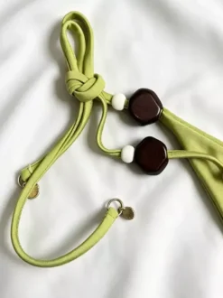 Ensemble maillot de bain vert sexy à bretelles découpées décolleté sans manches soutien-gorge dos nu et mini-jupe.