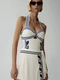 Ensemble maillot de bain deux tons sexy à lacets et dos nu avec cache-maillots et paréos.