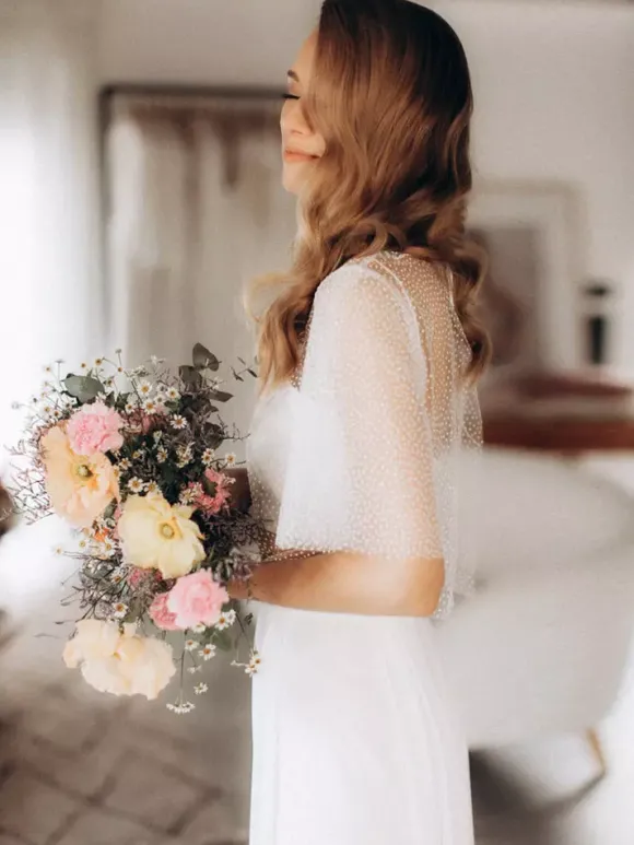 Ensemble pantalon 3 pièces pour la mariée en dentelle et mousseline décolleté illusion longueur au sol manches courtes lacées