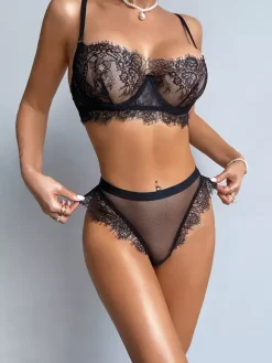 Ensemble soutien-gorge et culotte en dentelle noire transparente à fleurs deux pièces.