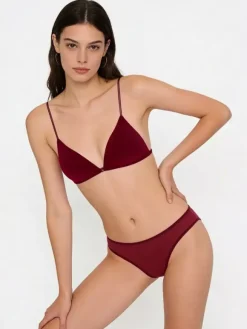 Ensemble soutien-gorge et culotte bordeaux découpés deux pièces