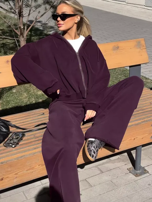 Ensemble athleisure pour femmes actives - Survêtement prune à capuche et fermeture éclair jambes larges - Collection printemps 2026 - Vêtements de yoga et de détente