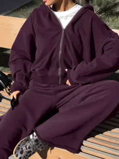Ensemble athleisure pour femmes actives - Survêtement prune à capuche et fermeture éclair jambes larges - Collection printemps 2026 - Vêtements de yoga et de détente