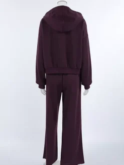 Ensemble athleisure pour femmes actives - Survêtement prune à capuche et fermeture éclair jambes larges - Collection printemps 2026 - Vêtements de yoga et de détente