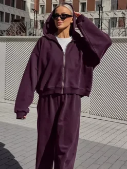 Ensemble athleisure pour femmes actives - Survêtement prune à capuche et fermeture éclair jambes larges - Collection printemps 2026 - Vêtements de yoga et de détente