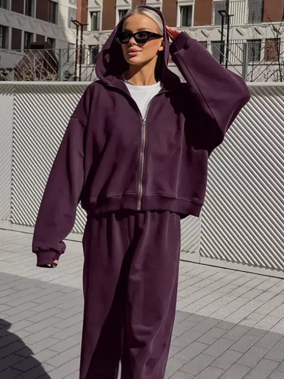 Ensemble athleisure pour femmes actives - Survêtement prune à capuche et fermeture éclair jambes larges - Collection printemps 2026 - Vêtements de yoga et de détente