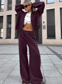 Ensemble athleisure pour femmes actives - Survêtement prune à capuche et fermeture éclair jambes larges - Collection printemps 2026 - Vêtements de yoga et de détente