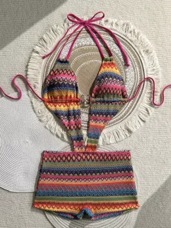 Ensemble bikini 3 pièces vintage à chevrons en maille dos nu et découpes avec short de plage assorti.