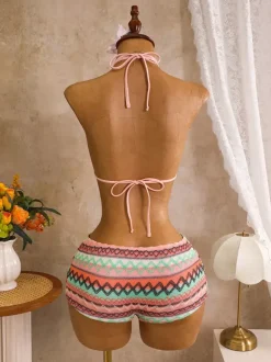 Ensemble bikini 3 pièces vintage à chevrons en maille dos nu et découpes avec short de plage assorti.