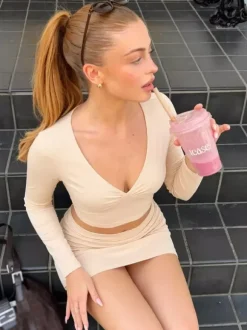 Ensemble crop top à manches longues décolleté en V plongeant et devant torsadé et mini-jupe moulante taille haute froncée