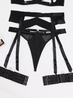 Ensemble de lingerie 3 pièces noir : soutien-gorge sans bonnets culotte et porte-jarretelles