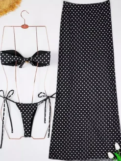 Ensemble de maillot de bain et cache-maillots bleu marine foncé sans manches.