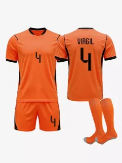 Ensemble de 3 maillots domicile de l'équipe nationale de football des Pays-Bas (2026) : Virgil (n° 4) De Jong (n° 21) et De Jong (n° 21).