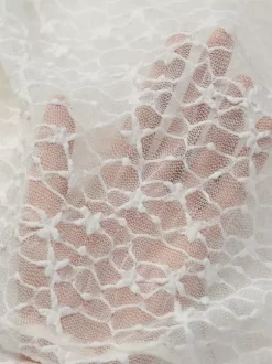 Ensemble de plage deux pièces en dentelle et résille pour femme : haut cache-c艙ur à manches longues et short.