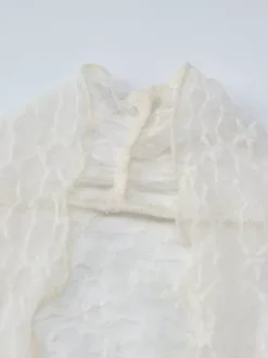 Ensemble de plage deux pièces en dentelle et résille pour femme : haut cache-c艙ur à manches longues et short.