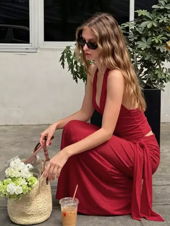 Ensemble deux pièces blanc chic à lacets jupe sans manches à col en V et haut de style streetwear