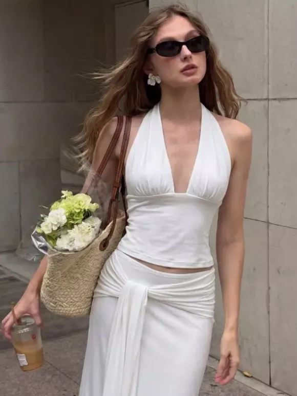 Ensemble deux pièces blanc chic à lacets jupe sans manches à col en V et haut de style streetwear