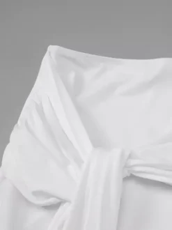 Ensemble deux pièces blanc chic à lacets jupe sans manches à col en V et haut de style streetwear