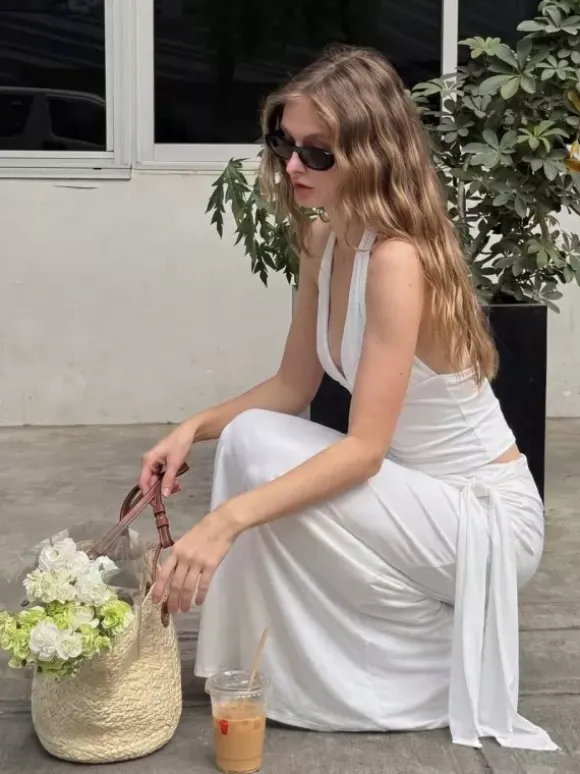Ensemble deux pièces blanc chic à lacets jupe sans manches à col en V et haut de style streetwear