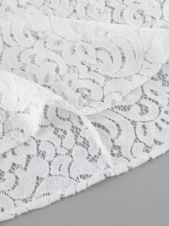 Ensemble deux pièces blanc chic en dentelle jupe sans manches sculptante style décontracté au quotidien.