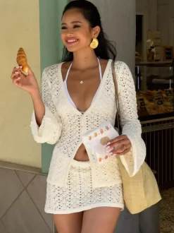 Ensemble deux pièces blanc sexy en maille idéal pour les vacances : jupe longue à manches longues et col en V.