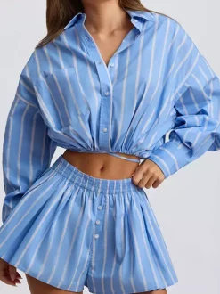 Ensemble deux pièces bleu à rayures décontractées style streetwear col rabattu manches lanternes et pantalon.