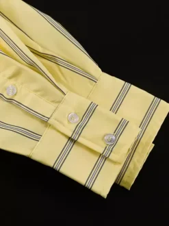 Ensemble deux pièces bleu à rayures décontractées style streetwear col rabattu manches lanternes et pantalon.