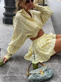 Ensemble deux pièces bleu à rayures décontractées style streetwear col rabattu manches lanternes et pantalon.