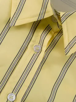 Ensemble deux pièces bleu à rayures décontractées style streetwear col rabattu manches lanternes et pantalon.