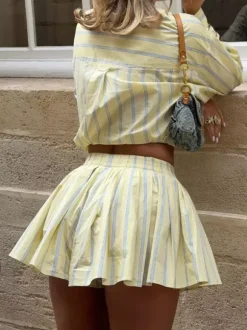 Ensemble deux pièces bleu à rayures décontractées style streetwear col rabattu manches lanternes et pantalon.