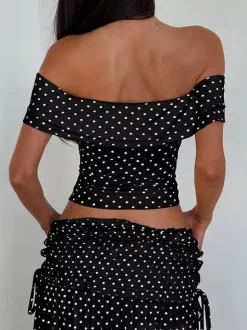 Ensemble deux pièces de vacances : haut court à volants et manches courtes fleuries jupe longue.